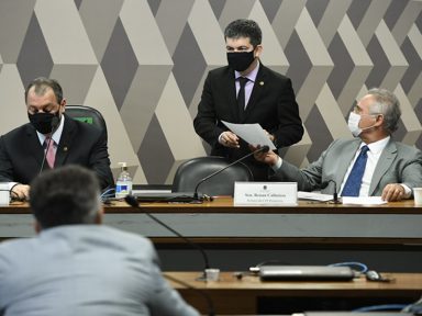 Senadores da CPI condenam covardia de Bolsonaro com jornalista da CNN