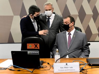 Após chamar repórter de quadrúpede, Bolsonaro diz que Aziz e Renan são “patifões”