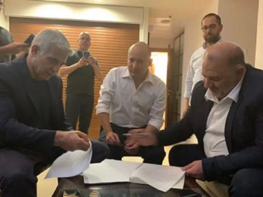 Israel: frente ampla assina acordo para formar governo sem Netanyahu