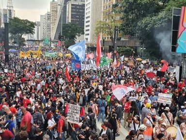 Manifestação ocupa 9 quarteirões da  Paulista por vacina, auxílio e Fora Bolsonaro!