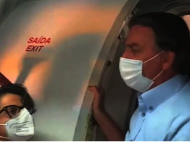 Bolsonaro é recebido com vaias em avião no ES: Fora! Genocida!