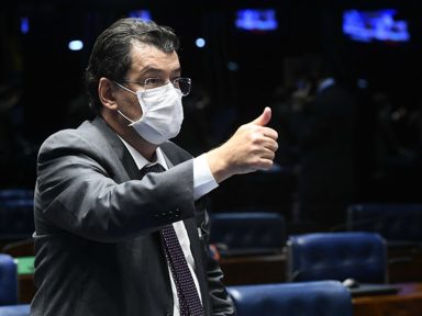 Eduardo Braga a Elcio: governo preferiu cemitério de pessoas a cemitério de vacinas