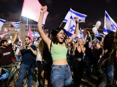 Israelenses celebram a saída de Netanyahu nas praças de Tel Aviv e Jerusalém