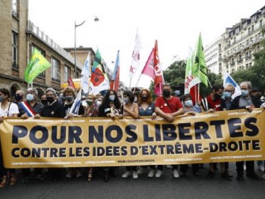 Manifestação contra atos fascistas toma as ruas de Paris