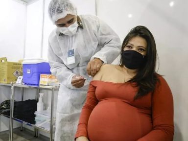 Lactantes vacinadas com CoronaVac passam anticorpos para bebês, aponta USP