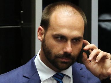 Eduardo Bolsonaro foi avisado sobre  irregularidades na compra da Covaxin, mas não deu retorno