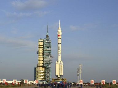 China envia três astronautas para inaugurar sua estação espacial
