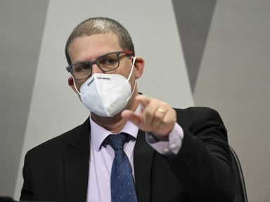 “É lamentável o Brasil não estar entre os 70 que mais vacinam”, disse Hallal à CPI