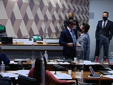 Bolsonarista Marcos do Val agride Miranda e ambos são apartados durante pausa na CPI