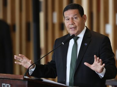 “Há uma linha que Pazuello não pode transpor”, afirma Mourão sobre punição