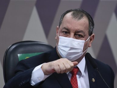 Aziz faz defesa da vacina na CPI diante da médica defensora da cloroquina