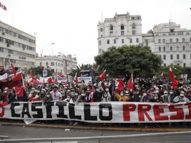 Peruanos exigem nas ruas a proclamação de Pedro Castillo presidente