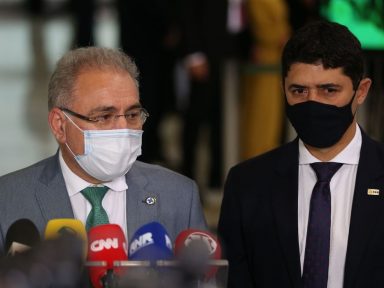 Cada vez mais enrolado no escândalo, governo diz que vai suspender contrato da Covaxin
