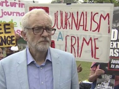 Em frente à Guantánamo britânica, parlamentares pedem a liberdade de Assange