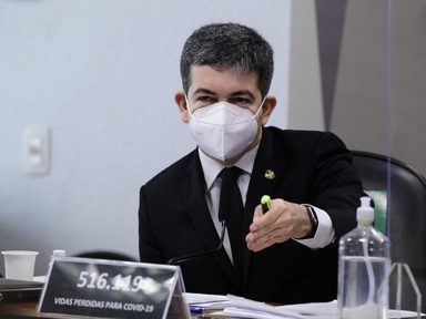 Randolfe: “a gente puxou uma pena de galinha e está vindo o galinheiro inteiro junto”