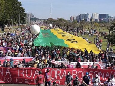 Manifestação contra Bolsonaro em Brasília fecha Esplanada dos Ministérios