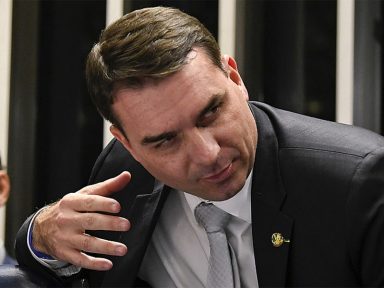 Justiça impede que Flávio Bolsonaro faça ‘caça às bruxas’ na Receita Federal