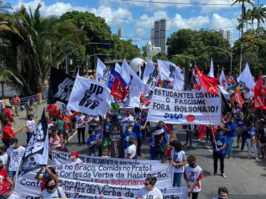 Ato contra Bolsonaro leva milhares às ruas do Recife