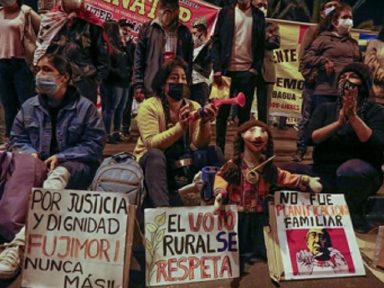 Peruanos fazem vigília por democracia e pela proclamação de Pedro Castillo