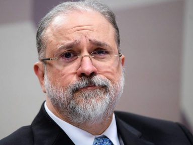Brasileiros cobram Aras, de férias em Paris, por não investigar a corrupção no MEC