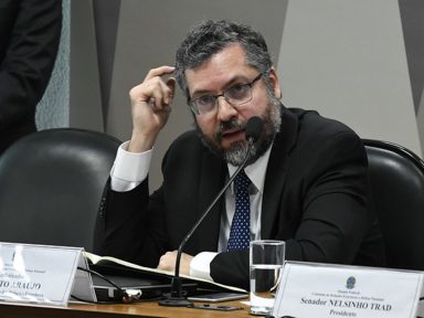 Documentos na CPI mostram ação “fora do comum” de Ernesto Araújo pela Covaxin