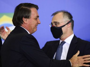 Bolsonaro vai indicar Mendonça para o STF  após o advogado tomar suas dores