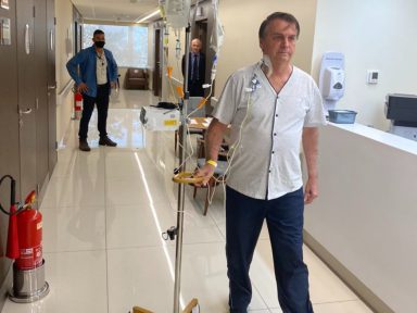 Bolsonaro circula sem máscara dentro de hospital
