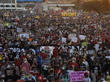 Manifestantes protestam contra Bolsonaro na Esplanada dos Ministérios