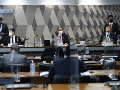 Empresário que denunciou esquema de propina na compra de vacina fala à CPI