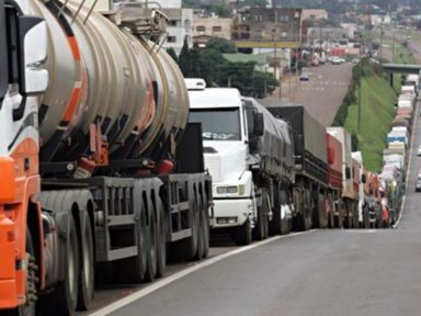 Líder caminhoneiro reforça greve no dia 25: ‘Política de preço do combustível precisa mudar’
