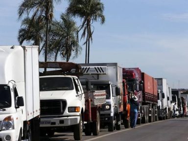 Caminhoneiros reagem após reajuste no preço dos combustíveis e reafirmam greve