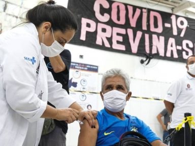 Relatório da Fiocruz indica redução do número de óbitos por Covid-19 com avanço da vacinação