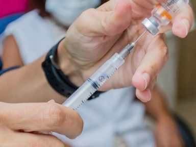 Vacinação reduz taxa de mortalidade por Covid em todos os estados, aponta Fiocruz