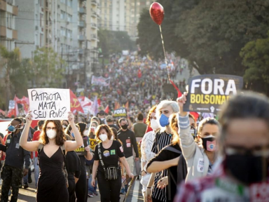 Manifestantes ocupam o centro de Porto Alegre no protesto Fora Bolsonaro