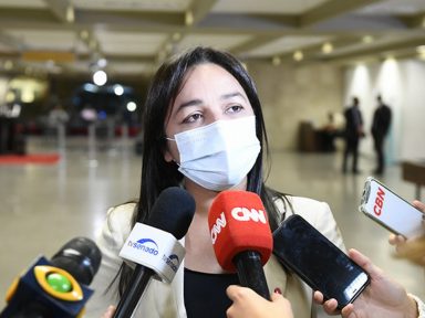 “Atraso nas vacinas foi arranjo para viabilizar a corrupção”, afirma Eliziane