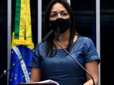 Eliziane: “Bolsonaro fez live com vídeos requentados, blefe e teorias delirantes”