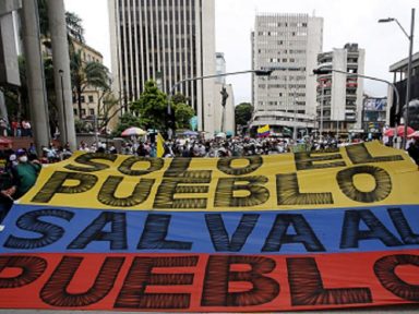 Colombianos tomam as ruas e levam reivindicações a deputados no Dia da Independência
