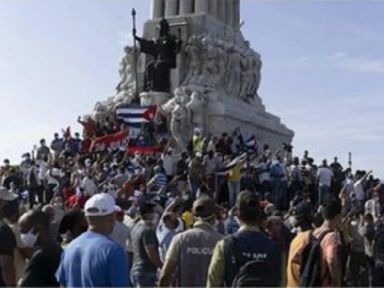 Povo cubano ocupa as ruas em defesa de sua Revolução