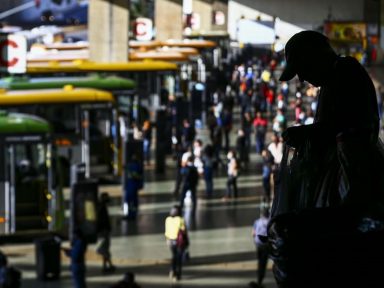 Renda dos brasileiros recua 5,4%