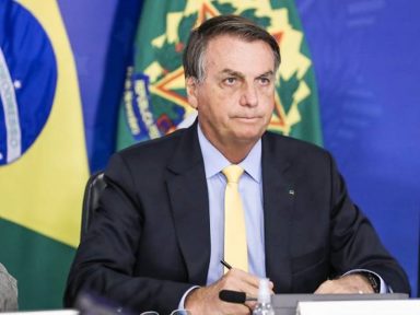 Pressionado, Bolsonaro renova auxílio emergencial