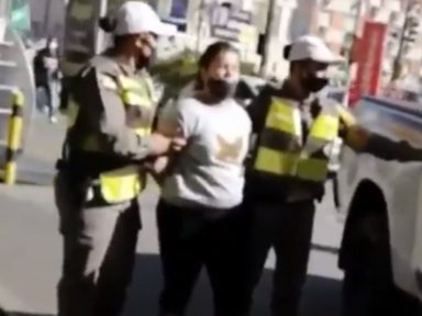 Mulher é presa ao bater panelas contra Bolsonaro em Porto Alegre