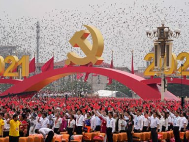 Multidão festeja na Praça da Paz os 100 anos do PC da China