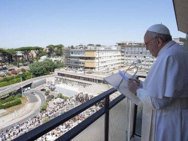 Papa reaparece em público e defende “saúde pública e gratuita”