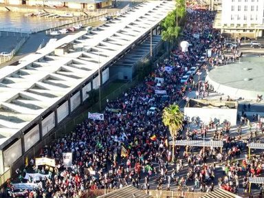 Multidão ocupa centro de Porto Alegre no ato contra Bolsonaro
