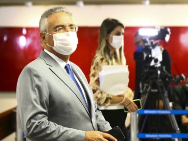 “Bolsonaro pensa que a PF é dele e que delegado é jagunço”, diz Renan sobre indiciamento da PF