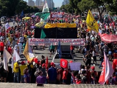 Povo vai às ruas no Rio contra Bolsonaro, defende a democracia e repudia entrega dos Correios
