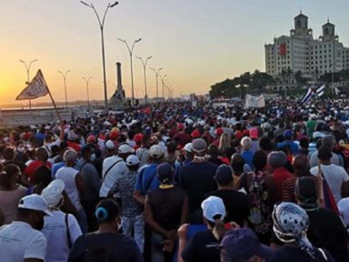 100 mil cubanos se concentram em Havana para defender a Revolução e condenar o bloqueio