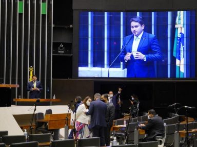 “Acordão de R$ 4 bi do fundo, não, Bolsonaro! Vete total”, desafia Marcelo Ramos