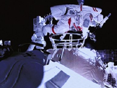 Astronautas Liu, Nie e Tang executam sua primeira caminhada no espaço