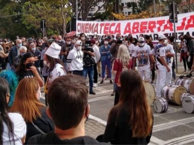 Cinemateca: manifestantes denunciam governo federal após incêndio que destruiu parte do acervo